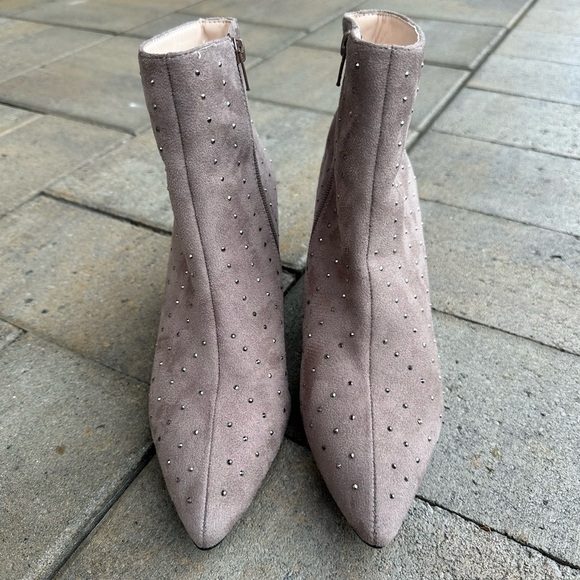 H Halston Tokyo Tan Stud Embellished Ankle Boot Size 9 - Picture 3 of 6